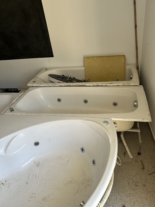 Varias banheiras hidromassagem , sanitas e bides da marca Roca