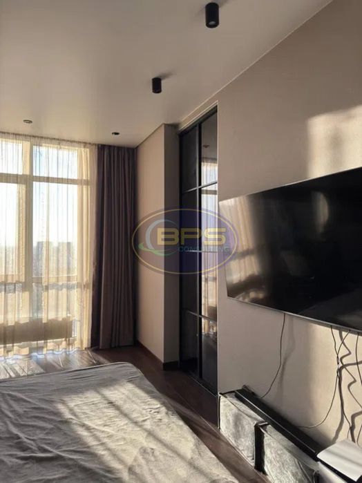 Простора квартира 67 м² у ЖК «Олімпійський» з видом на парк