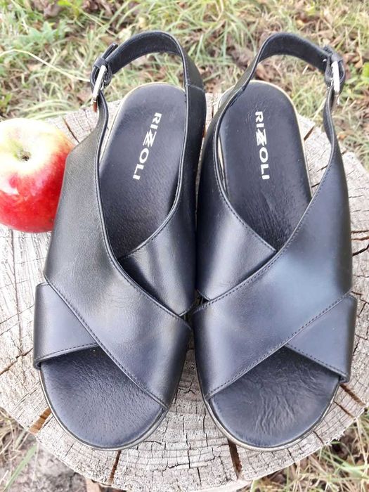 Босоножки, нові, кожа