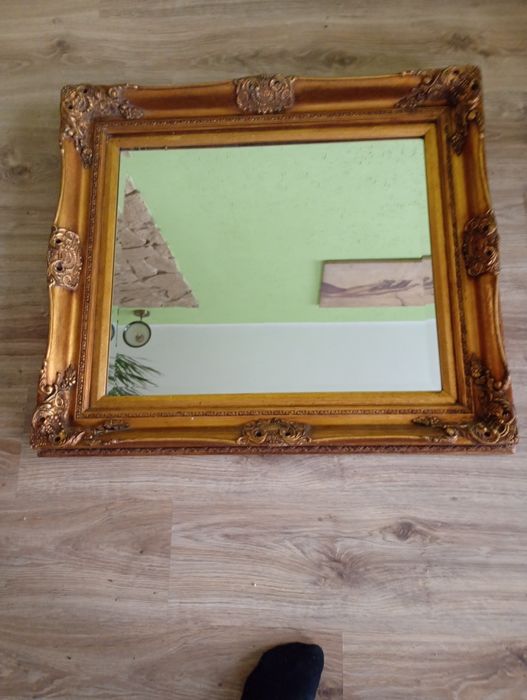 piękne kryształowe stare lustro w drewnianej ramie bogato zdobionej