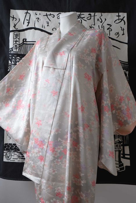 Jedwabne srebrne kimono komon japońskie w kwiaty różowe białe awase