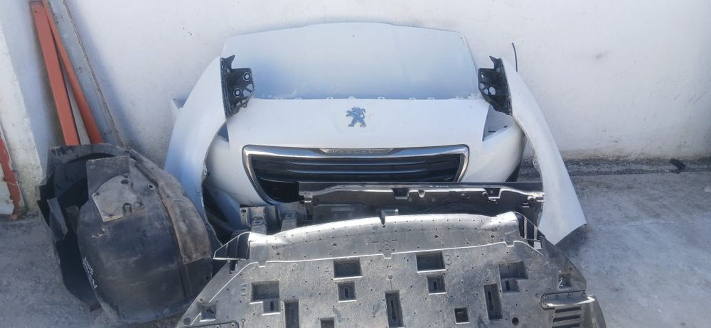 Frente Completa da Peugeot 5008 de 2016
