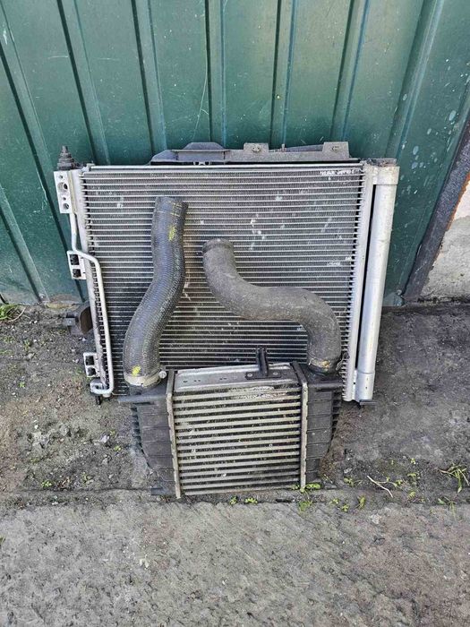 радіатор охолодження, інтеркуллер Nissan N200