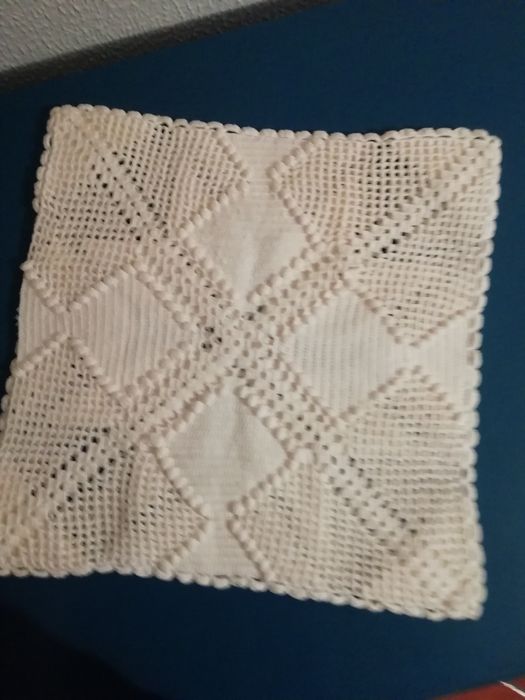 Almofada feita com rosetas de croché
