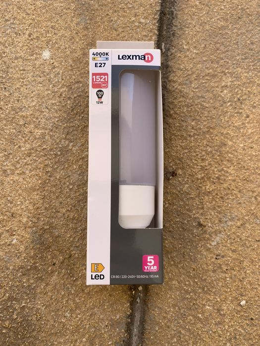 Focos de encastrar em teto falso.