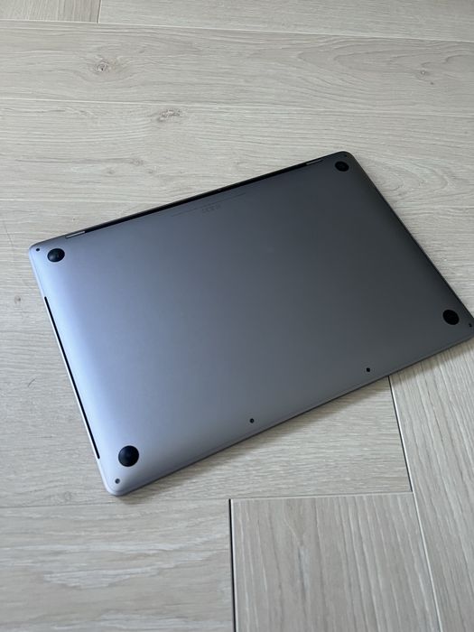 MacBook Pro 15” 2018 A1990 uszkodzony