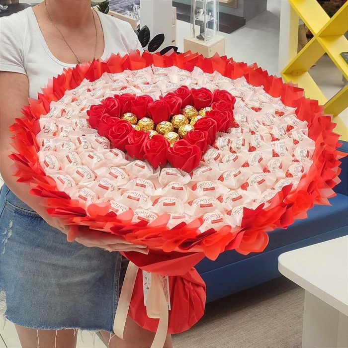Mega bukiet ze słodyczy Raffaello Ferrero Rocher Serce róże Prezent