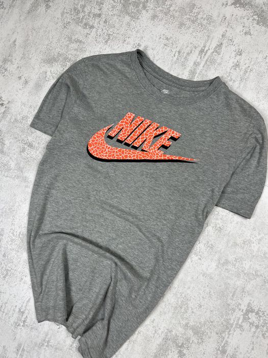 Футболка nike з яскравим графічним логотипом