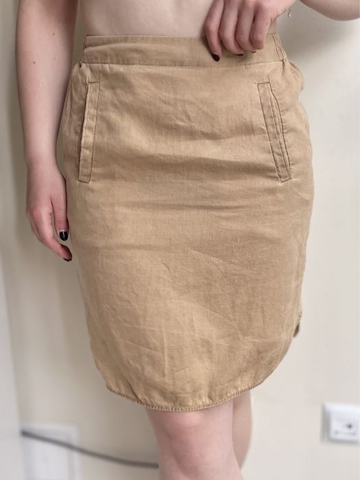 Beżowa lniana spódnica przed kolano z kieszeniami na gumce