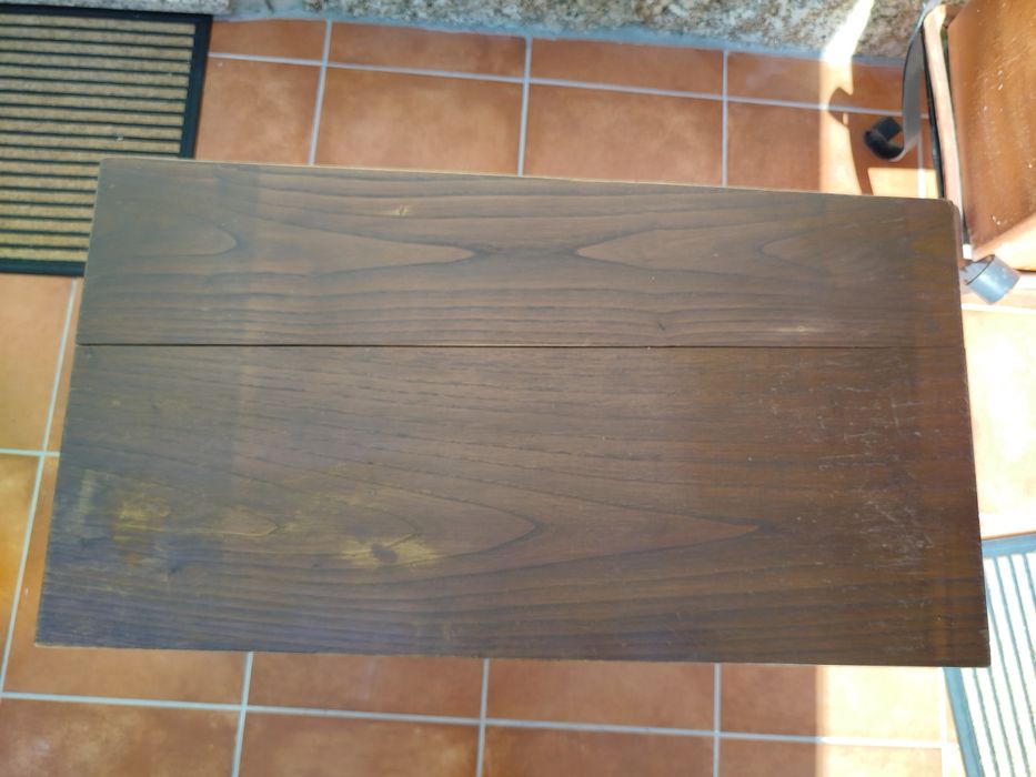 Mesa antiga de madeira maciça