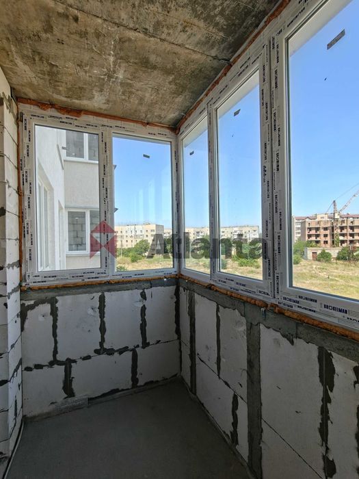 Простора квартира з кладовкою в новому будинку з АГВ в Великодолинском