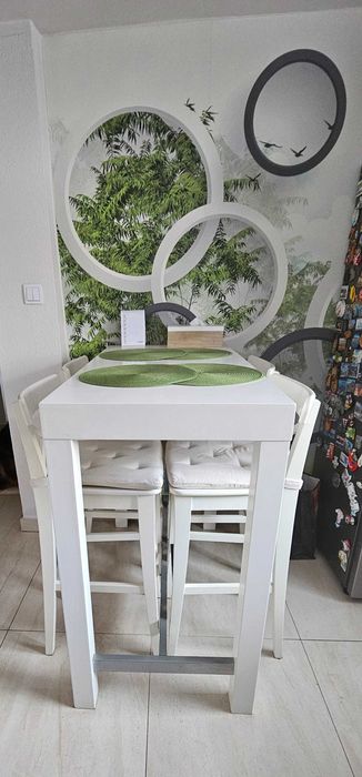 Biały stół z szufladą i krzesłami