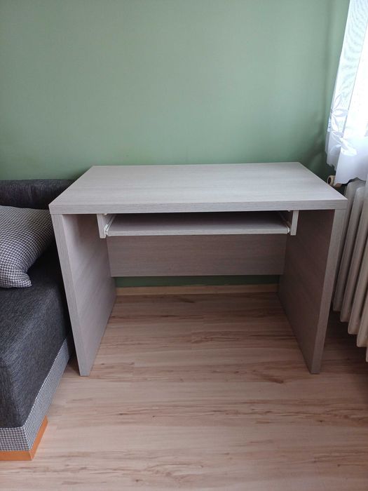 Sprzedam używane biurko, solidne, idealne do nauki lub pracy.