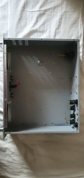 Obudowa końcówki mocy, wysokość 3U,duża solidna. Standard Rack.