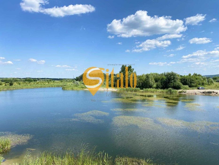 Кутова ділянка біля Київських Карпат та озера в Підгірцях