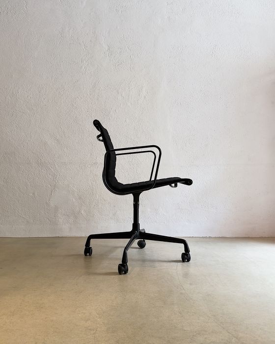 Cadeira Eames EA 108 Vitra