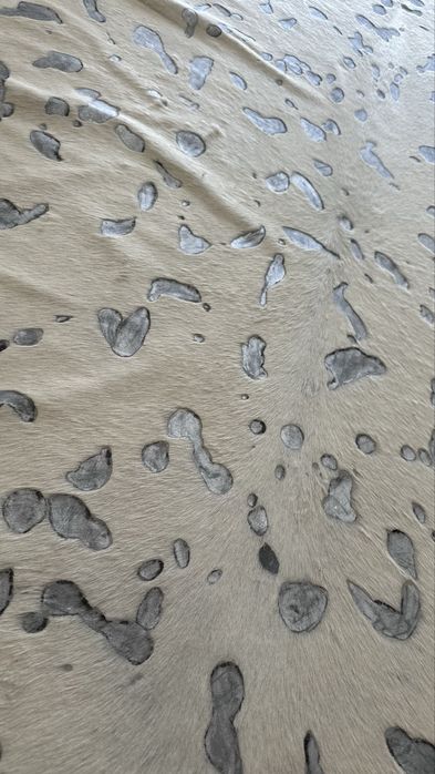 tapete de pele creme com detalhes prateados