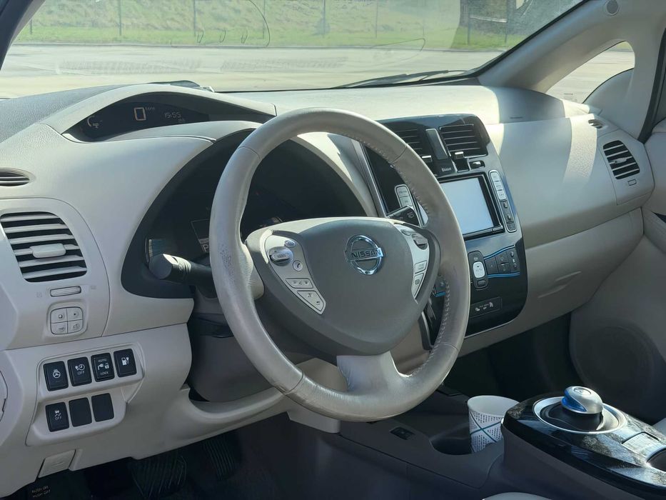 Nissan LEAF SV      2015