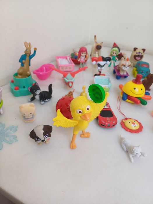 36 figuras e brinquedos pequenos