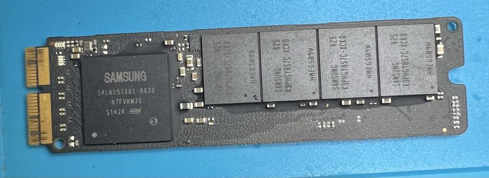 dysk SSD PCIe firmy Samsung 512 GB (model MZ-JPU512T/0A6),