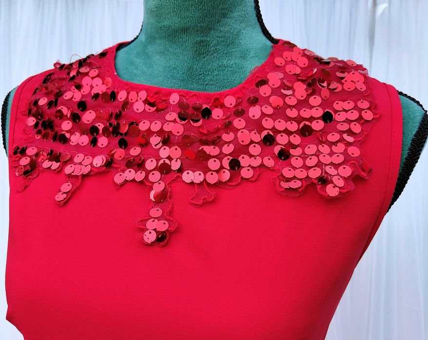 Czerwona sukienka rozkloszowana M 38 cekiny mini midi