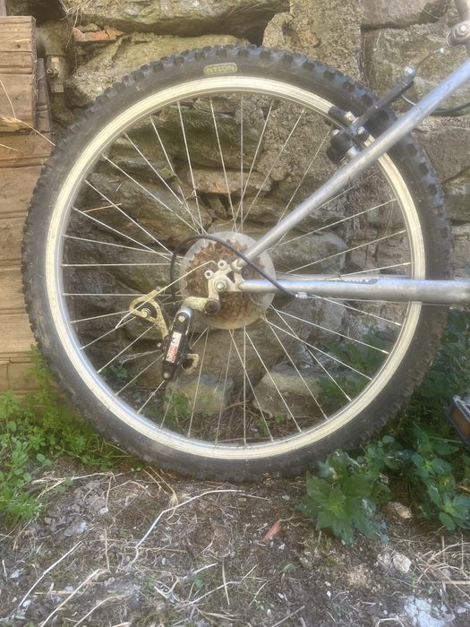 Vendo a minha bicicleta porque não tenho espaço.