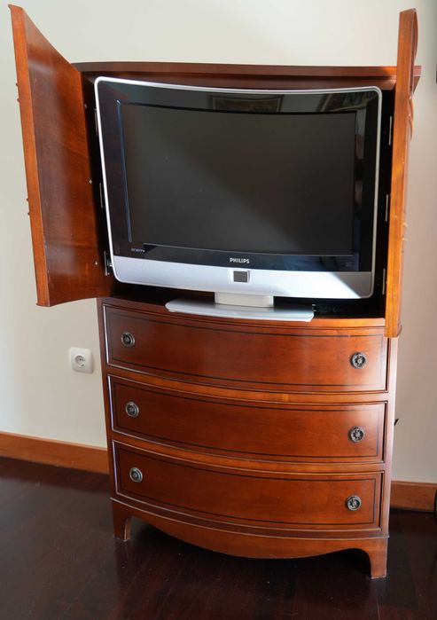 Cómoda de 1,20 m de altura por 0,80 m de largura com gavetas e box para televisão em estado impecável