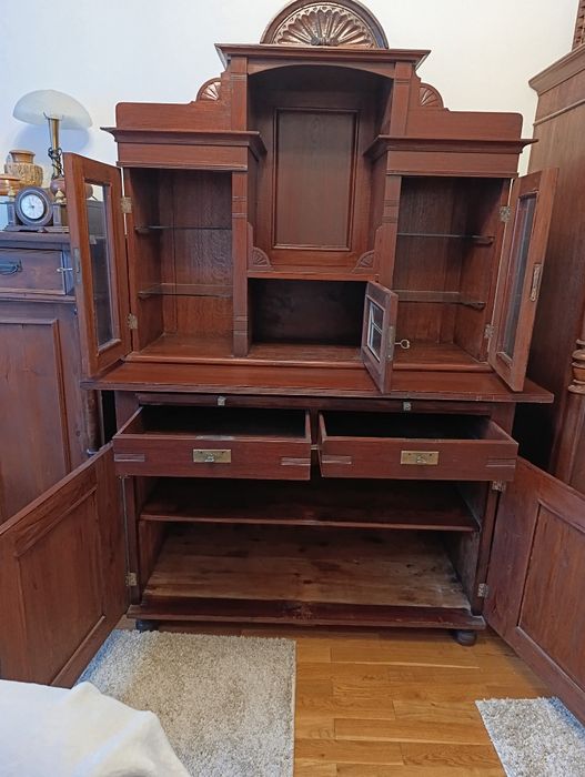 Stary kredens przedwojenny