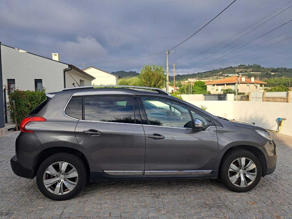 Peugeot 2008 1.2 PureTech Allure em excelente estado de conservação