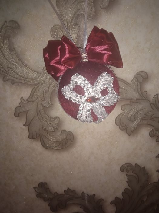 Іграшки на ялинку . Новорічні іграшки . Кулі на ялинку .. і