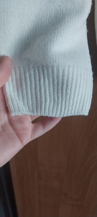 Sprzedam biały sweterek w serca dla dziewczynki