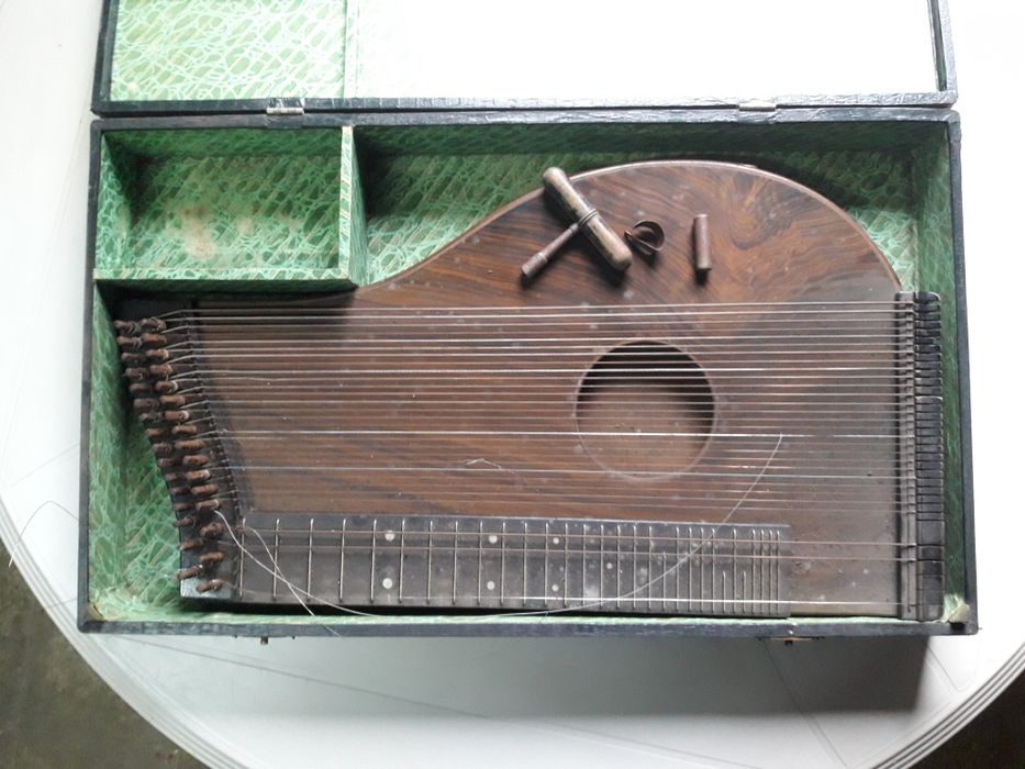 Stary instrument muzyczny cytra