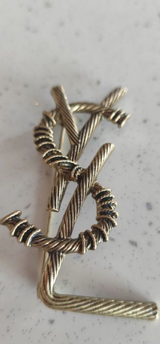 Broszka logo ysl vic wang gold 1szt.