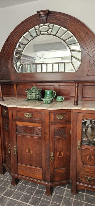 Móvel e cristaleira super antigos