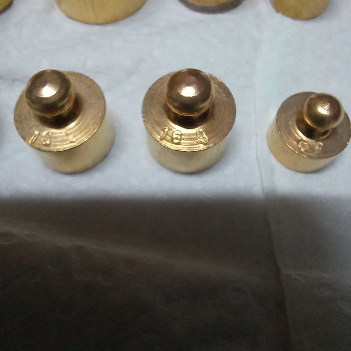 Conjunto de 8 pesos em latão