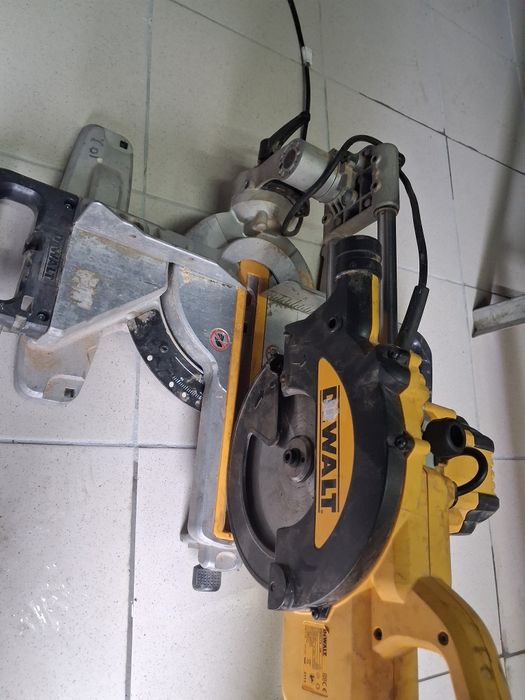 DEWALT DWS773 Торцовка