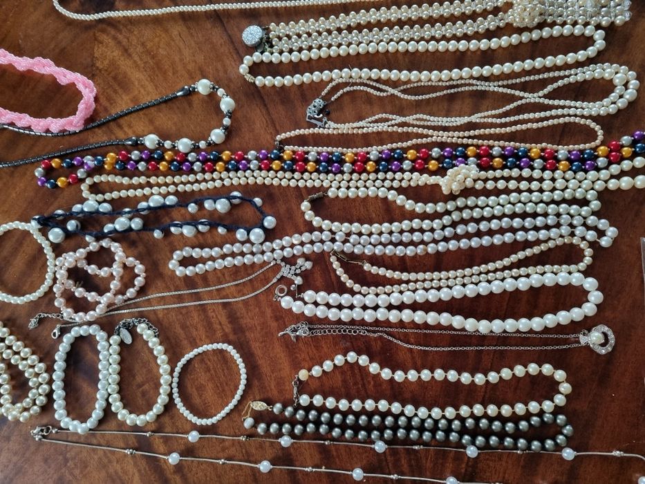 Naszyjnik, bransoletki i kolczyki ze sztucznych perełek.