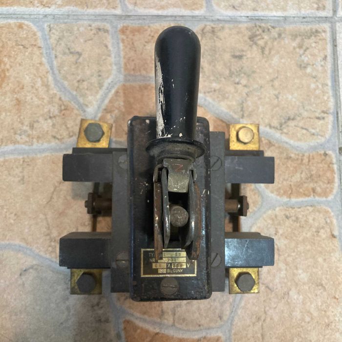 Wyłącznik główny w loftowym stylu