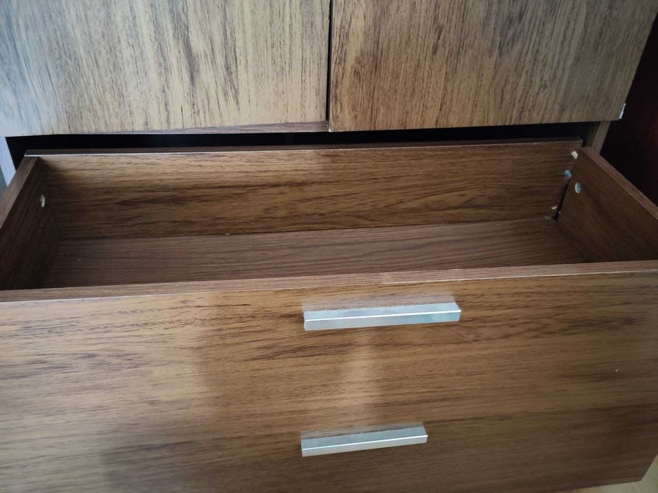 Roupeiro em Madeira Escura c/2 portas e 2 gavetas