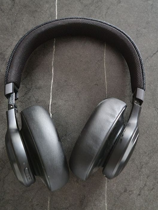 Auscultadores Noise Cancelling Bluetooth JBL Live 660NC - Preto