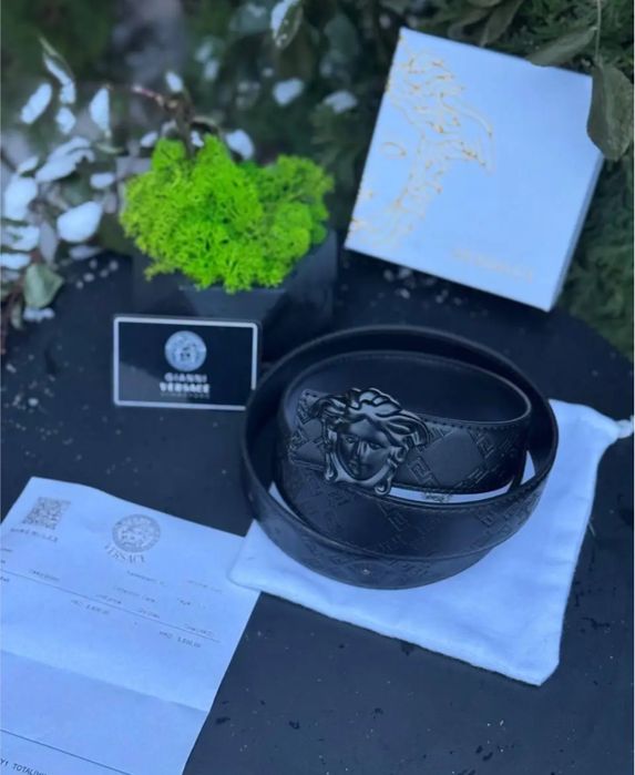 Ремінь Versace.