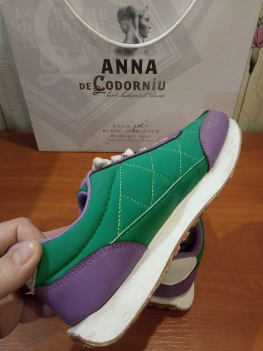 Продам женские оригнальные кроссовки Reserved. Лёгкие