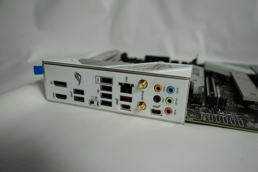 Материнська плата ASUS ROG Strix B650-A Gaming Wi-Fi AM5 Ryzen 5/7/9