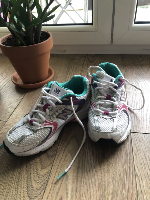 Adidasy marki New Balance.