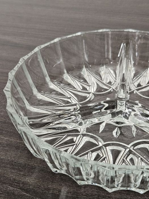 Mały, dzielony kryształowy talerz.