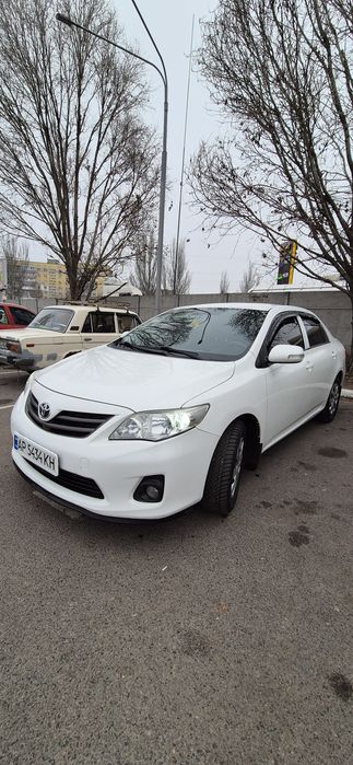 Продеться Королла в гарному технічному стані,без ДТП,по техніці ідеал.Машинка вся знешумлена,масло кожні 8 тис,тільки оригінальне у офіційного дилера купував,коробка ходова без зауважень,в кінці літа повністю зроблена антикорозійна обробка підкрилків та днище фото маються,пробіг оригінальний є всі підтверджуючі документи,купувалась у першого власника,тонування свіже,була не тонована,з недавнього ,замінені сайлентблоки передніх ричагів,гальмівні колодки,почищений дроссель замінені свічки,крашені дві двері ще в 2013 році,по пасажирській стороні документи маються.Е деякі питання по ЛКП на це буде торг.