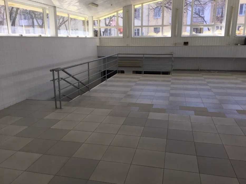 Продається магазин з кафетерієм у центрі Полтави (3 поверхи, 540 м²)