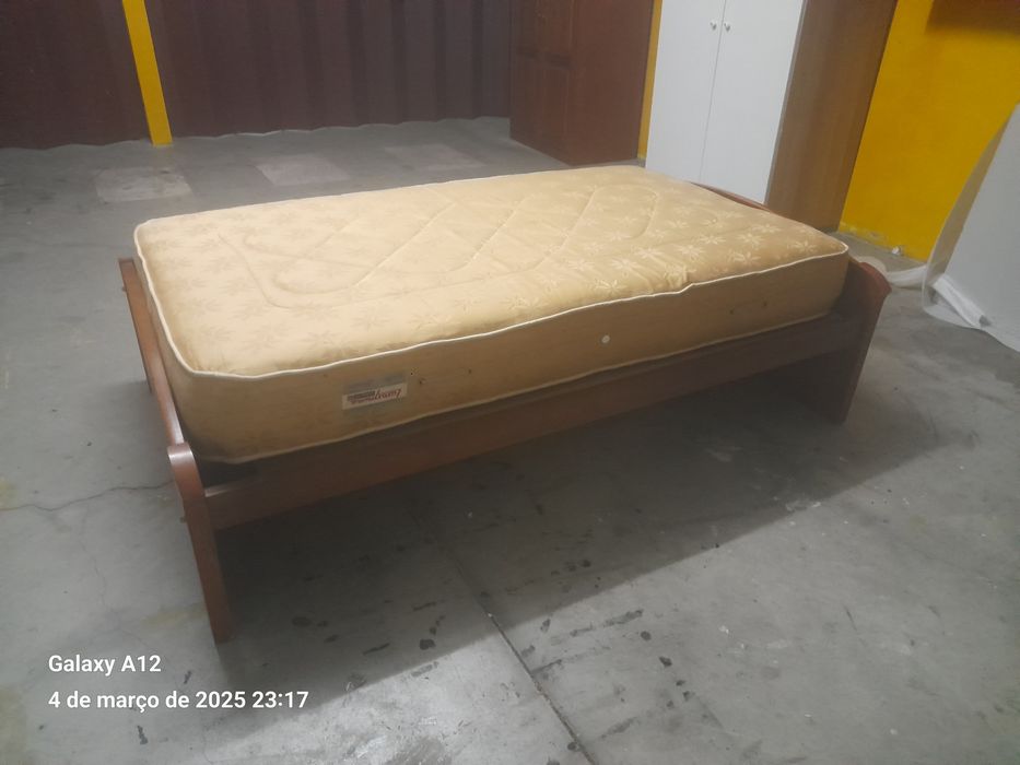 Cama corpo e meio com colchão