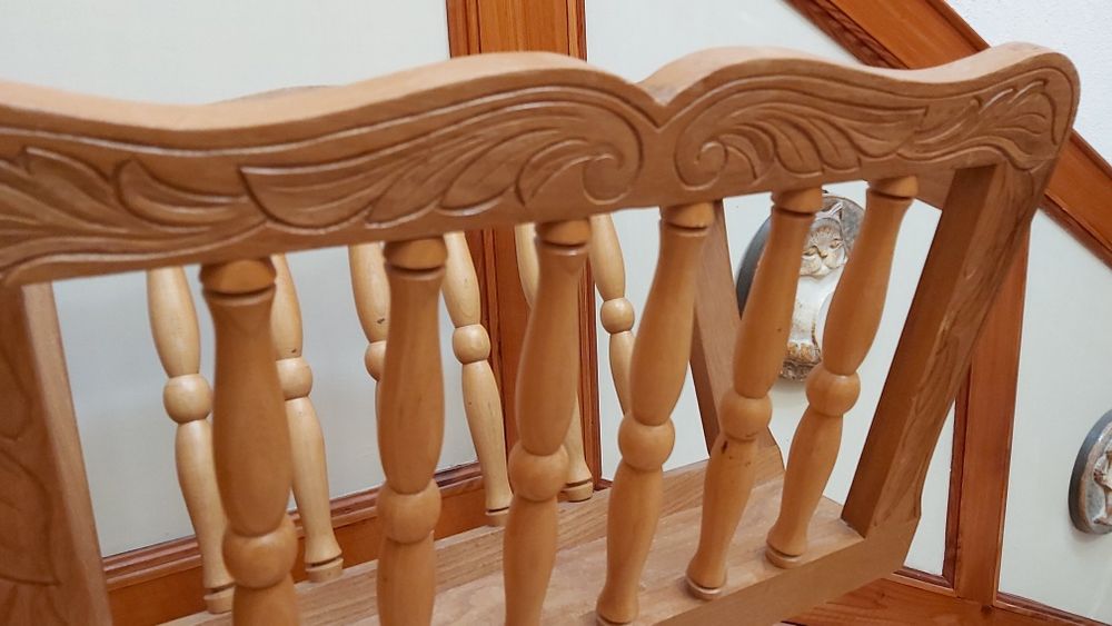 Piękny dębowy gazetnik stylowy masywny na nóżce holenderski