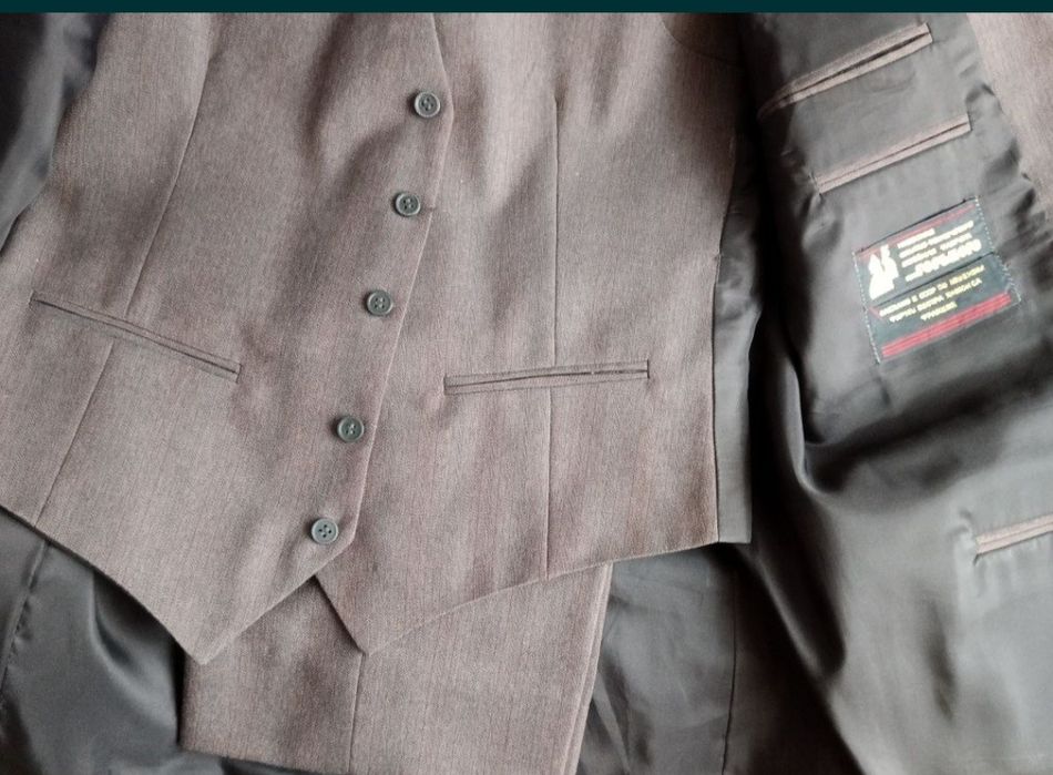 Стильний чоловічий костюм трійка